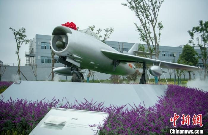 園林式戰(zhàn)斗機博物館內展示的“殲5甲”飛機。　劉忠俊 攝