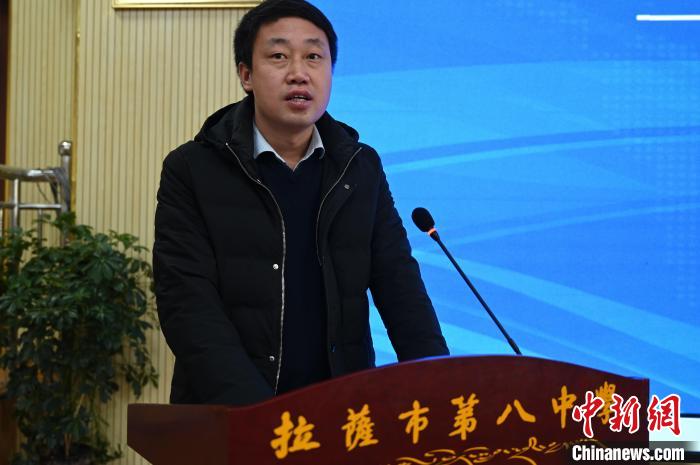 圖為城關(guān)區(qū)委副書記、區(qū)委教育工作領(lǐng)導(dǎo)小組組長(zhǎng)汪鋒致辭?！≮w朗 攝