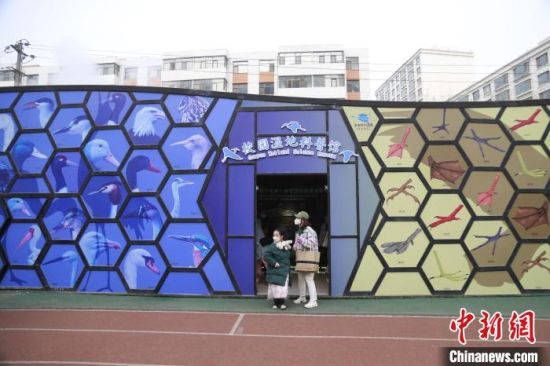 圖為西寧市第一中學濕地科普宣教館?！±罱瓕?攝