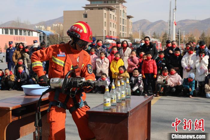 圖為消防救援人員技能展示。　楊龍建 攝