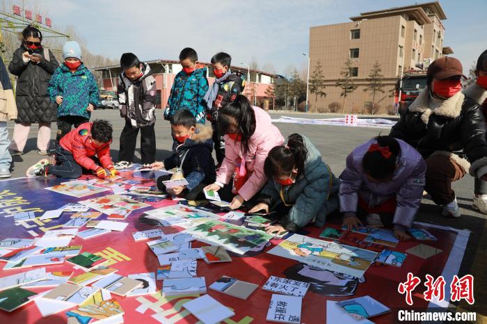 圖為小朋友們參加趣味游戲活動?！铨埥?攝