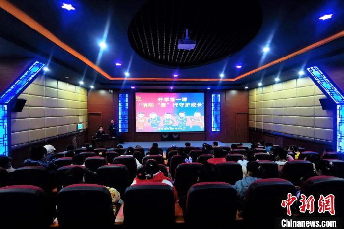 圖為小朋友們上消防安全知識教育課?！铨埥?攝