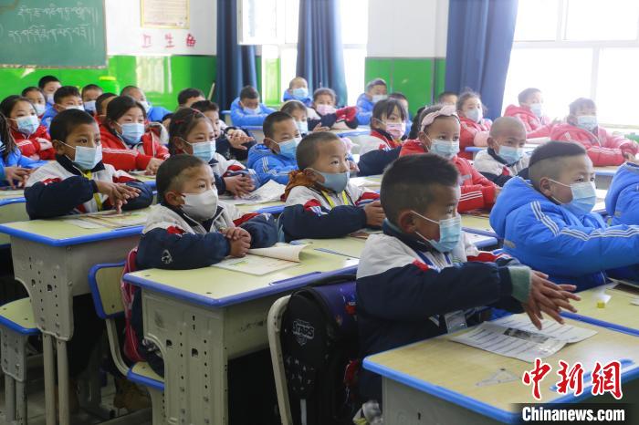 圖為學(xué)生學(xué)習(xí)七步洗手法?！●R銘言 攝