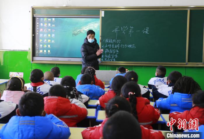 圖為學生正在上課?！●R銘言 攝