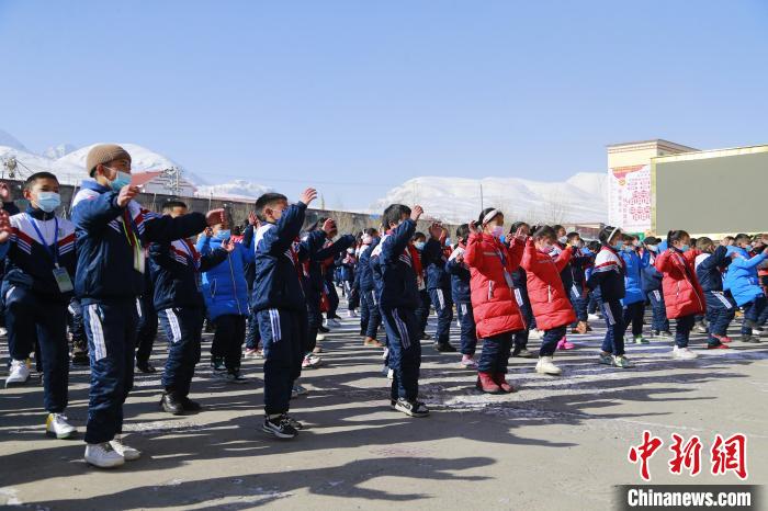 圖為學生跳起歡快的藏族舞蹈迎接新學期。　馬銘言 攝