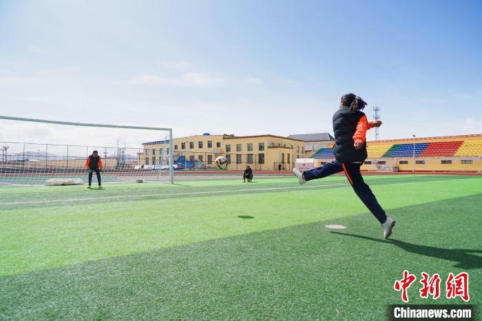 圖為一名女孩進(jìn)行射門訓(xùn)練。　馬銘言 攝