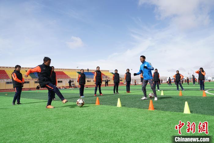 圖為孩子們正在進(jìn)行訓(xùn)練?！●R銘言 攝