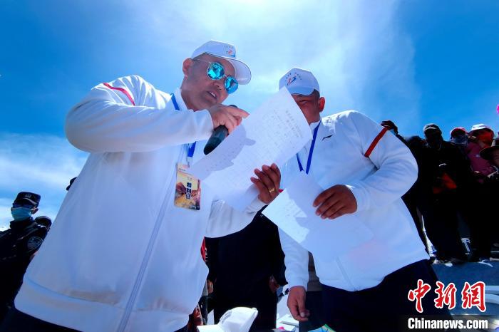 圖為裁判員統(tǒng)計(jì)牧民運(yùn)動(dòng)項(xiàng)目比賽成績?！±铍h 攝