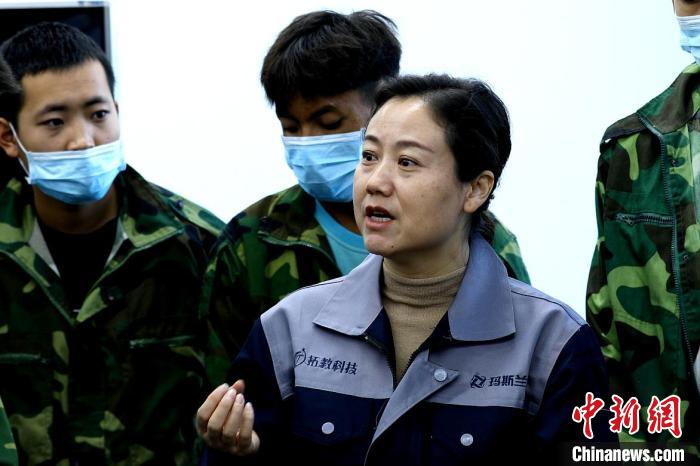 圖為李富香給與學生交流。(資料圖) 青海省教育廳供圖