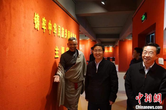 資料圖為參觀鑄牢中華民族共同體意識主題展?！『F龍 攝