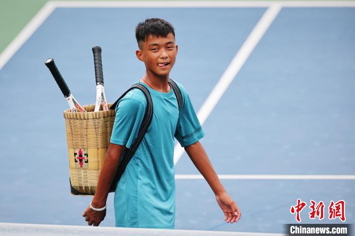 王發(fā)背著背簍在賽場上。　李建藝 攝