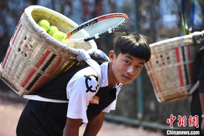 圖為“背簍少年”王發(fā)正在廊坊市體育館網(wǎng)球訓(xùn)練中心進(jìn)行訓(xùn)練。　鄭晨子 攝