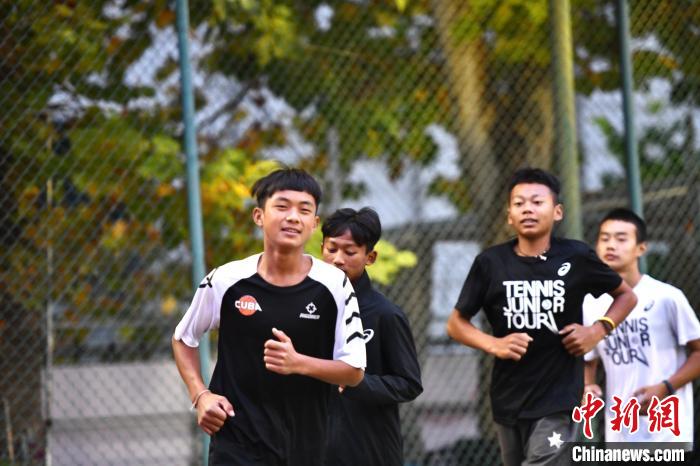 圖為王發(fā)和隊(duì)友們進(jìn)行體能訓(xùn)練。　鄭晨子 攝