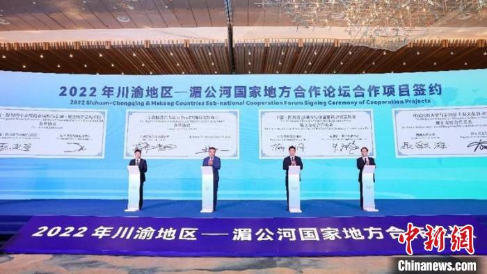 多個(gè)項(xiàng)目集中簽約。王宇 攝