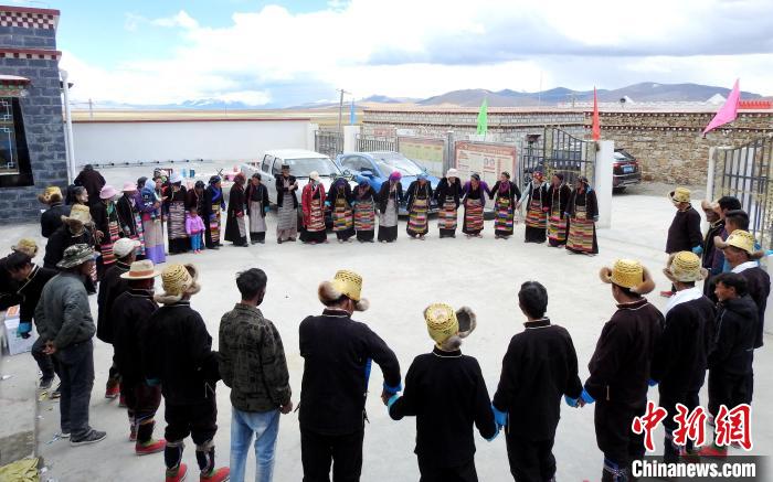 圖為普瑪江塘鄉(xiāng)民眾載歌載舞?！±丝ㄗ涌h網(wǎng)信辦供圖