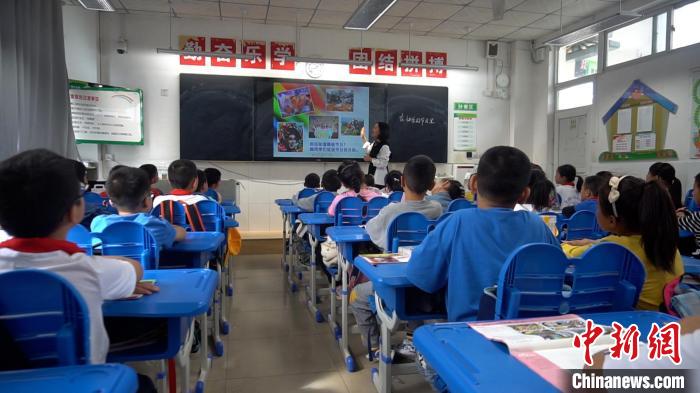 正在上課的學(xué)生?！√茊⒑?攝