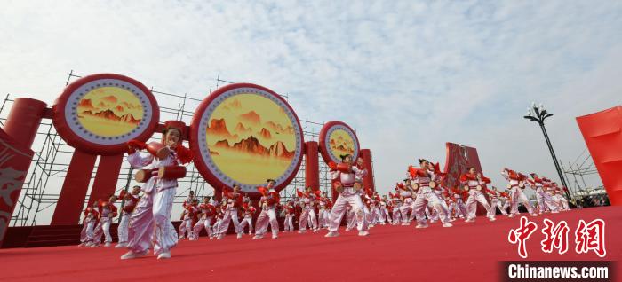 圖為山西翼城花鼓展演?！×赫赵?攝