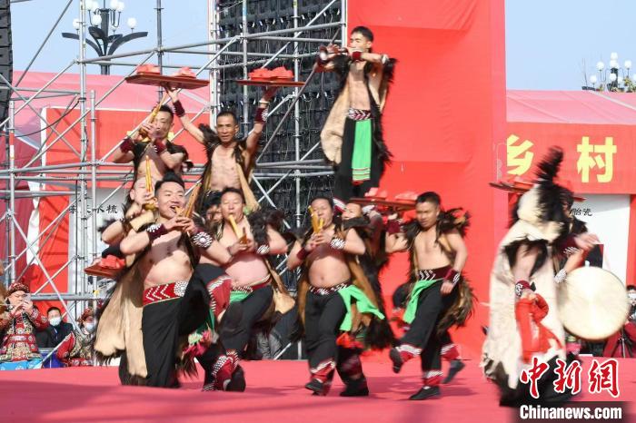 圖為少數(shù)民族舞蹈展演?！×赫赵?攝