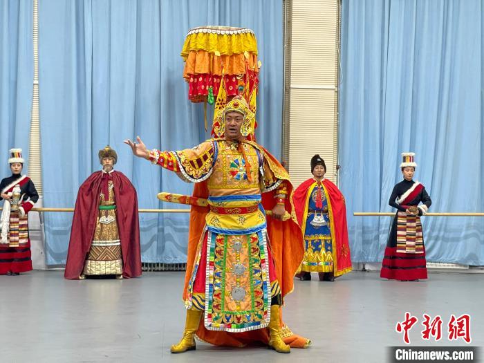 圖為格薩爾劇展演?！∠锴凡抛?供圖