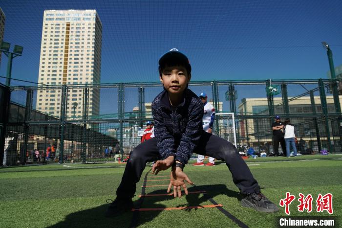 圖為小棒球手進(jìn)行接球動(dòng)作訓(xùn)練?！●R銘言 攝