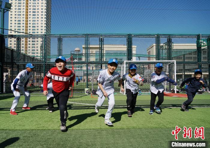圖為小棒球手們進(jìn)行體能訓(xùn)練。　馬銘言 攝