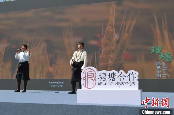 “康巴漢子”現(xiàn)場(chǎng)獻(xiàn)唱?！≈炝杞?攝