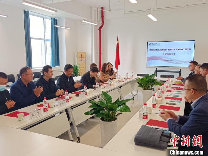 圖為座談會(huì)議現(xiàn)場(chǎng)?！「裆?攝