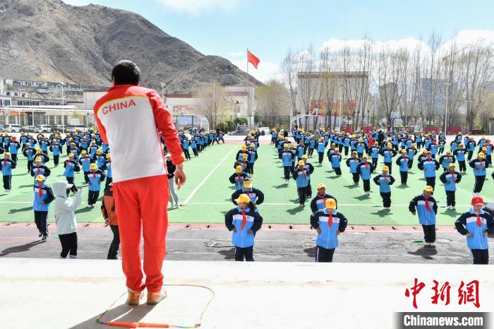 圖為學(xué)生在跳繩教練齊景龍的指導(dǎo)下做準(zhǔn)備運(yùn)動(dòng)?！∝暩聛硭?攝