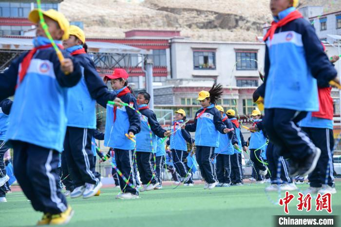圖為學(xué)生正在練習(xí)跳繩?！∝暩聛硭?攝