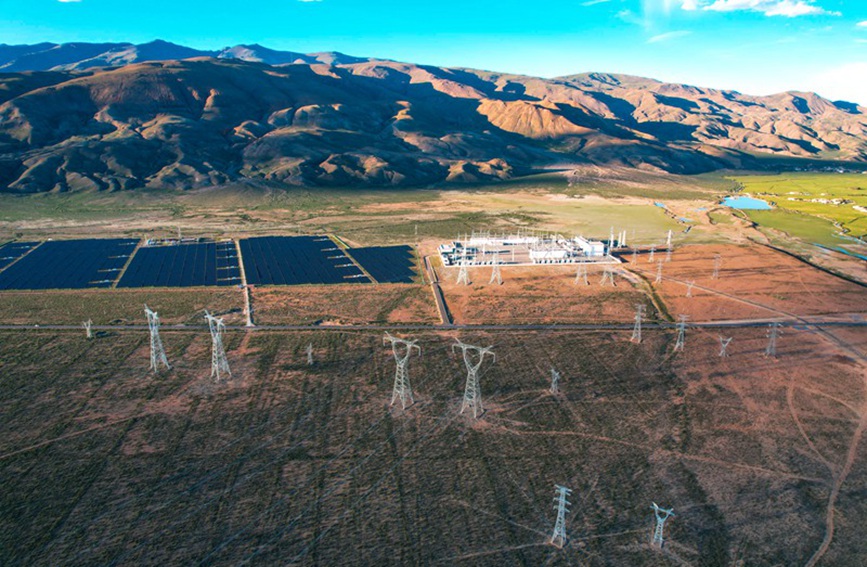 阿里與藏中電網(wǎng)聯(lián)網(wǎng)工程和沿線光伏電站。趙清鵬攝