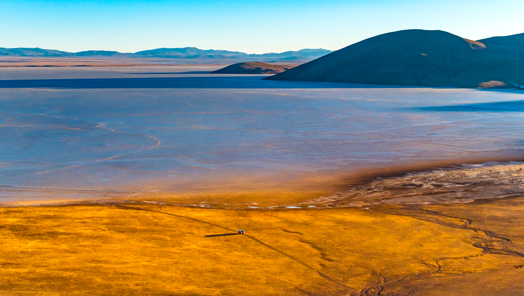 索旺的小額配送車輛在湖邊行駛。呂殿杰攝