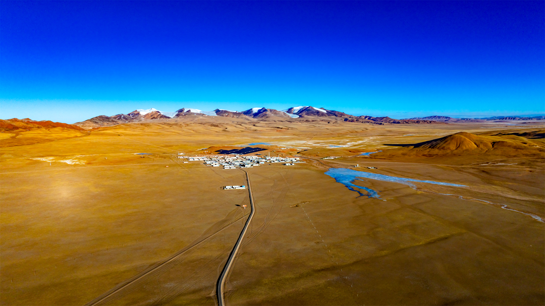 雪山下的雙湖縣城。呂殿杰攝