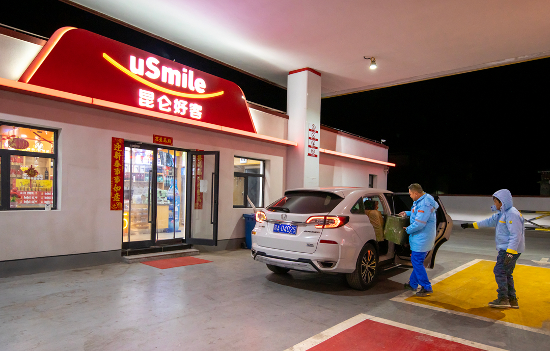 雙湖加油站經理索旺（左）與員工桑珠踏上救援路。呂殿杰攝