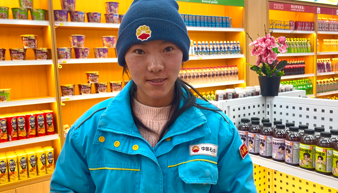 00后員工桑旦卓瑪在便利店值班。呂殿杰攝