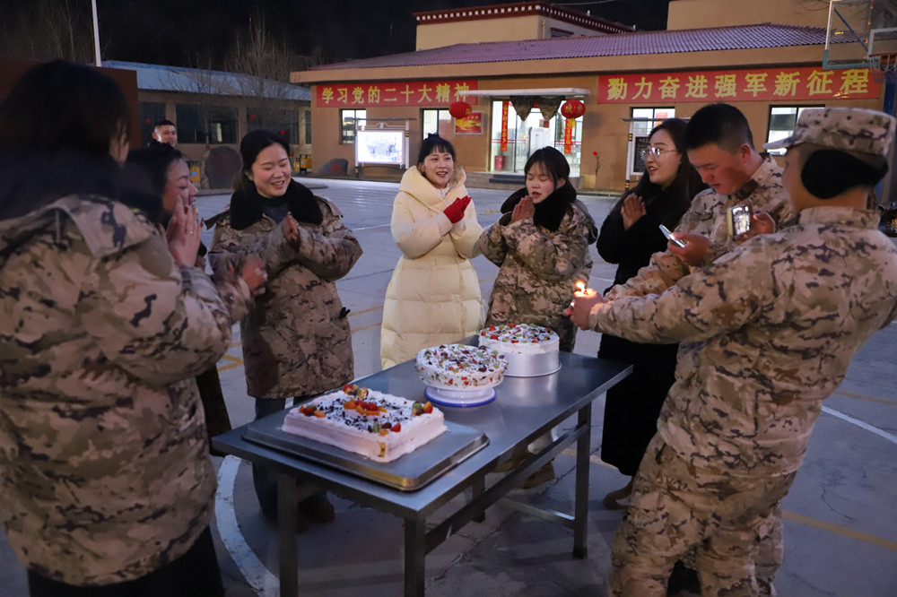 支隊(duì)為來隊(duì)家屬過集體生日?；粢綌z