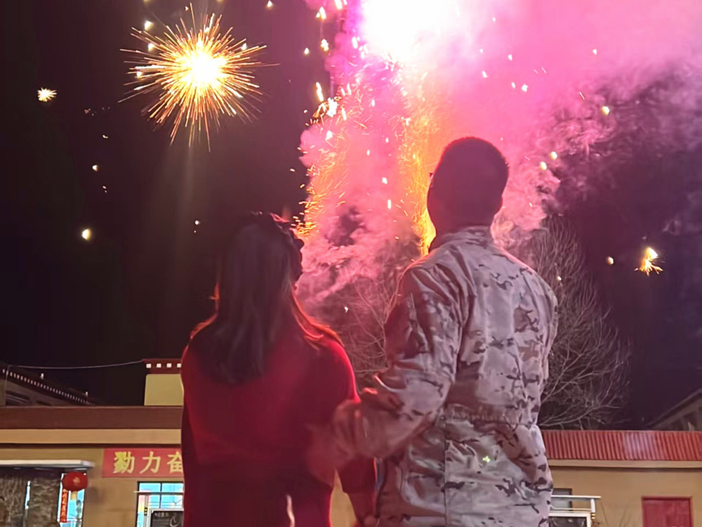 來隊(duì)家屬的溫馨瞬間。霍尹航攝