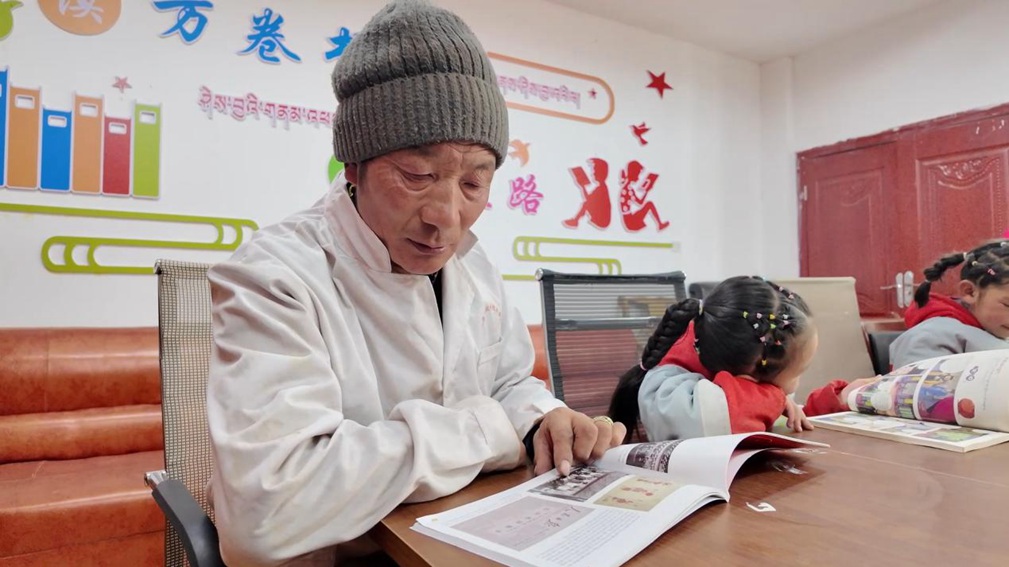 一位當(dāng)?shù)卮迕窈秃⒆觽冊(cè)谀良視堇锉M情享受閱讀時(shí)光。申扎縣融媒體中心供圖