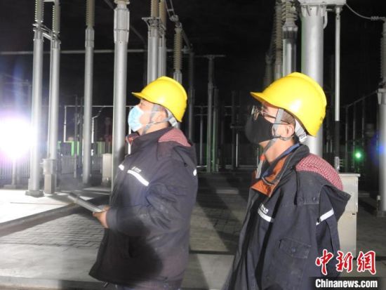 圖為5月10日凌晨，國(guó)網(wǎng)青海檢修公司柴達(dá)木換流站運(yùn)維人員在進(jìn)行柴拉直流系統(tǒng)停電操作?！∫杂?攝