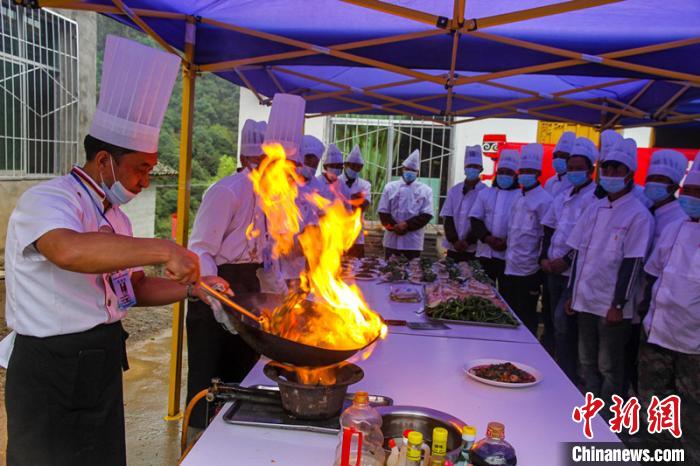 喜德縣冕山鎮(zhèn)舉辦的廚師培訓班上，老師正在示范回鍋肉的做法。　爾古木三 攝