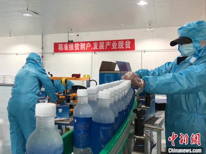 圖為阿里地區(qū)措勤縣某飲用水加工公司，該公司以“基地+公司+貧困民眾”為運(yùn)營(yíng)模式，帶動(dòng)貧困民眾68戶232人?！≈x牧 攝