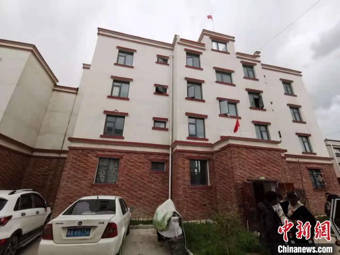 圖為8月12日，2018年7月從距那曲市色尼區(qū)城區(qū)那曲鎮(zhèn)90千米外的古露鎮(zhèn)當(dāng)桑村搬遷至城區(qū)的旦增新家位于一棟四層的樓房?jī)?nèi)(資料圖)?！垈?攝