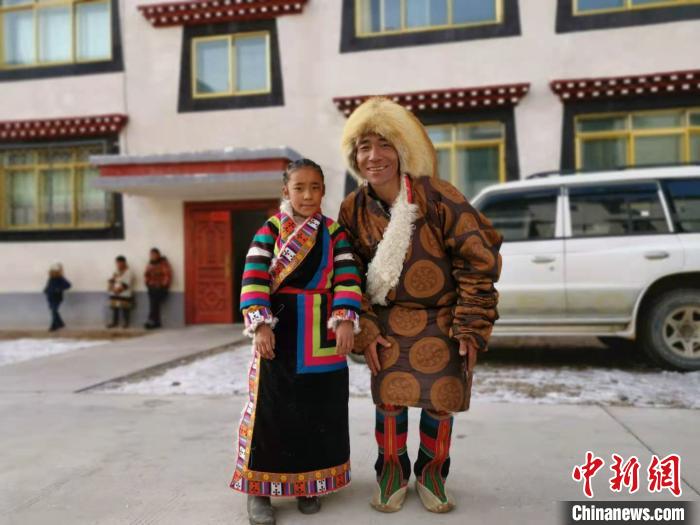 圖為2020年1月16日，搬遷至那曲市安多縣卓格扶貧小區(qū)的農(nóng)牧民在新家外面合影(資料圖)?！垈?攝