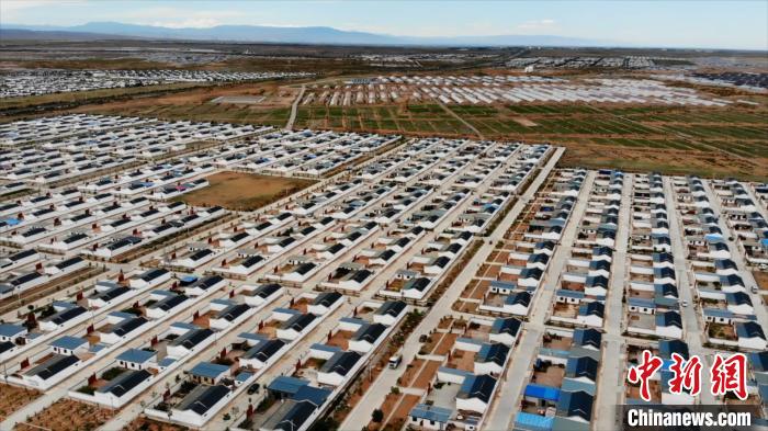 圖為航拍的武威市古浪縣黃花灘生態(tài)移民區(qū)富民新村。(資料圖) 李亞龍 攝