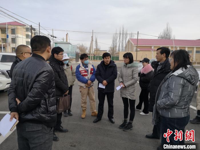 圖為青海大學工作人員正在現(xiàn)場考察該項目進行情況?！±罱瓕?攝