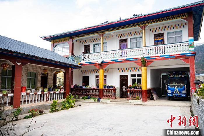 1月30日，嘎腰村，僜人苦梅夏自家的兩層樓房。<a target='_blank' ><p  align=