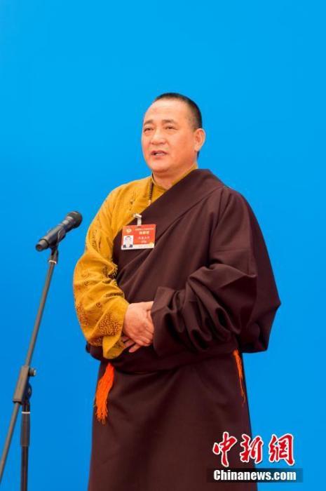 3月10日，全國政協(xié)十三屆四次會議第三場“委員通道”采訪活動在北京人民大會堂新聞發(fā)布廳舉行。圖為全國政協(xié)委員洛桑山丹通過網(wǎng)絡(luò)視頻方式接受媒體采訪。<a target='_blank' ><p  align=