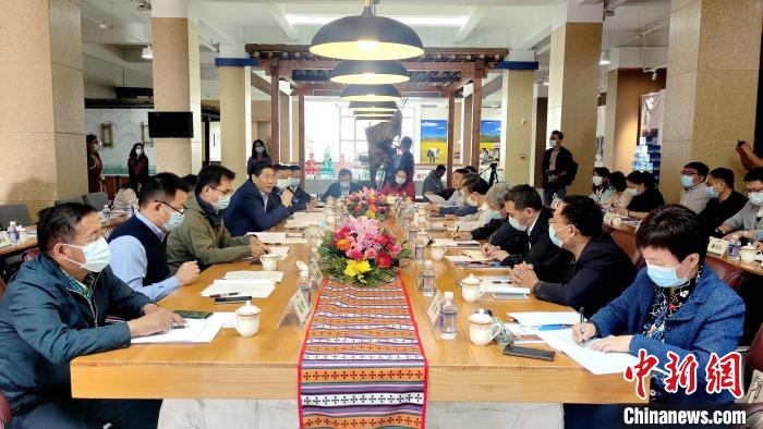 圖為國家糧食產(chǎn)業(yè)(青稞深加工)技術(shù)創(chuàng)新分中心在西藏拉薩掛牌儀式現(xiàn)場?！∝暽＠?攝