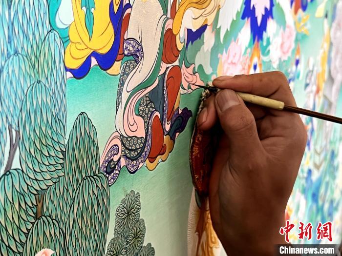 圖為畫師繪畫唐卡?！●R文莉 供圖