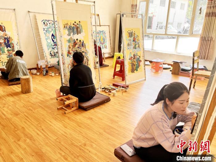 圖為畫室內(nèi)學(xué)徒練習(xí)繪畫唐卡?！●R文莉 供圖