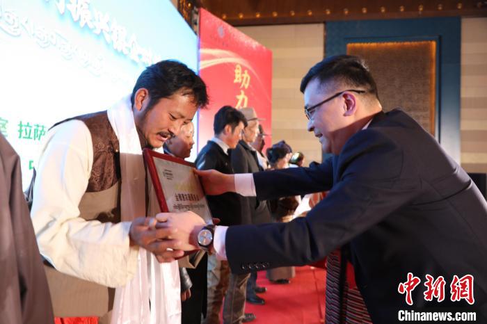 圖為拉薩市銀企對(duì)接洽談會(huì)現(xiàn)場(chǎng)。　格桑倫珠 攝